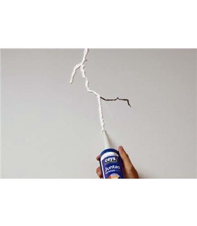 Aplicación de sellador gris Ceys en grieta de pared